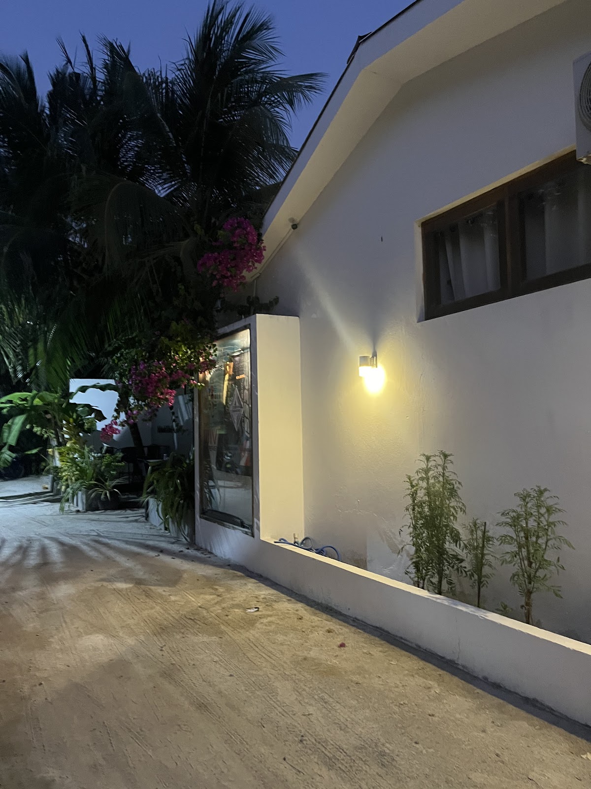 Island Scuba Inn Dhangethi Maldives guide image